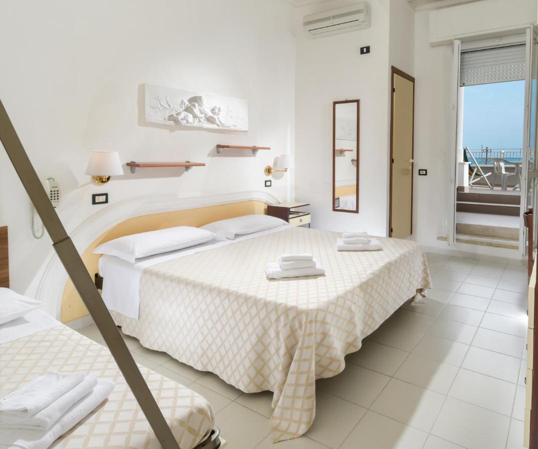 Hotel Continental Cattolica Eksteriør bilde